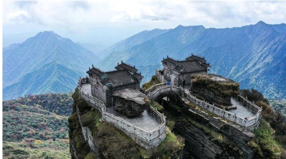 Khám phá ngôi chùa cổ trên đỉnh núi cao 2.500 mét được ví như tiên cảnh giữa trần thế - Ảnh 2